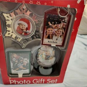 HOLIDAY Photo Gift Set, picture frames,‎  picture globe. New in box
